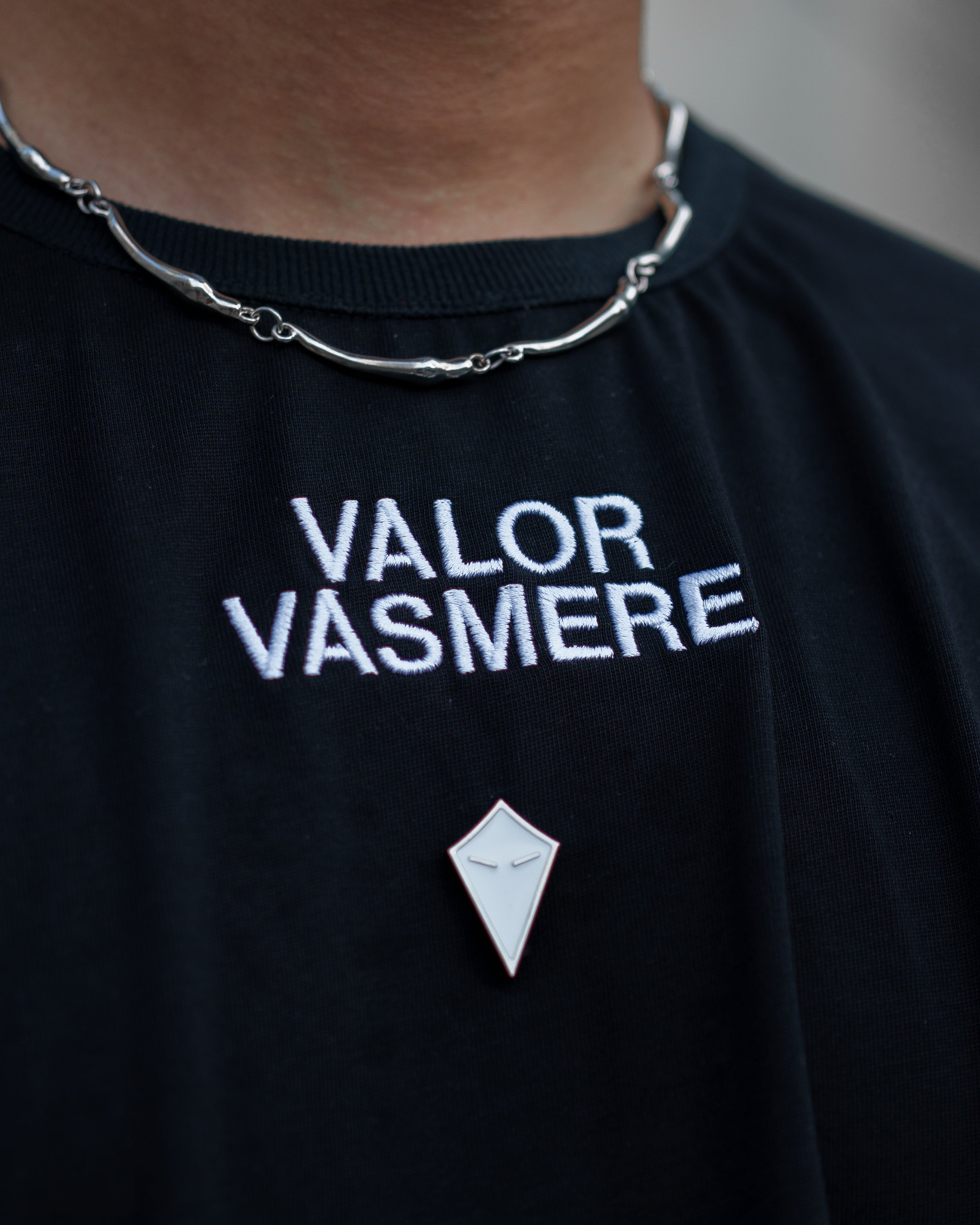 'De Emblem' TEE - VALOR VASMERE